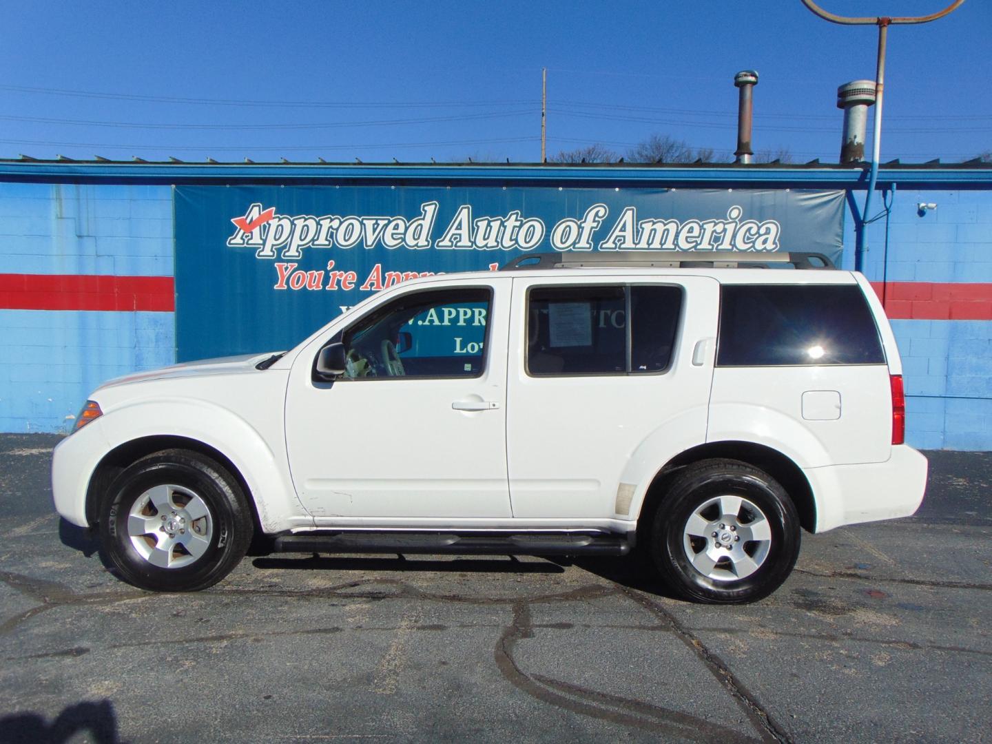 2010 White Nissan Pathfinder (5N1AR1NN7AC) with an V6 4.0 Liter engine, Automatic, 5-Spd w/Overdrive transmission, located at 2105 Dixie Hwy, Louisville, KY, 40210, (502) 772-3333, 38.220932, -85.795441 - Photo#0